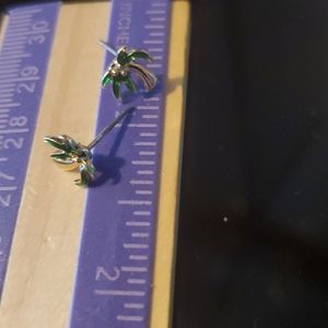 Mini 🌴 Studs in gold alloy and enamel